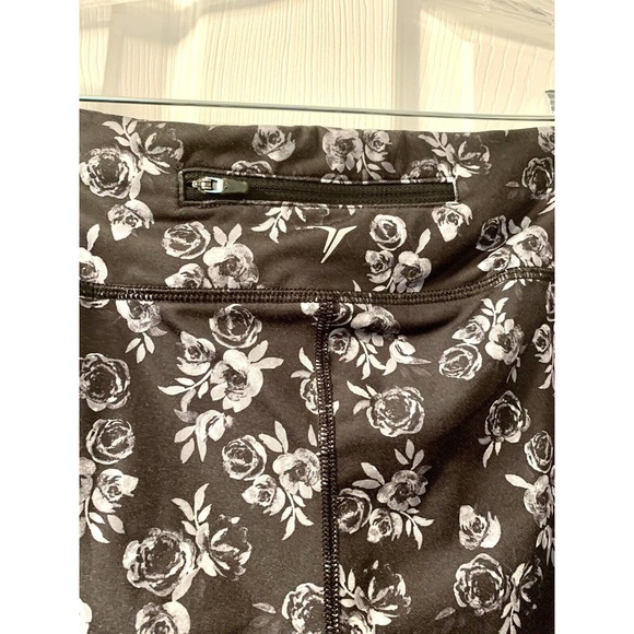 Old Navy Active Go Dry Women's Leggings Ditsy Floral Black Gray Capri Large - Picture 6 of 7